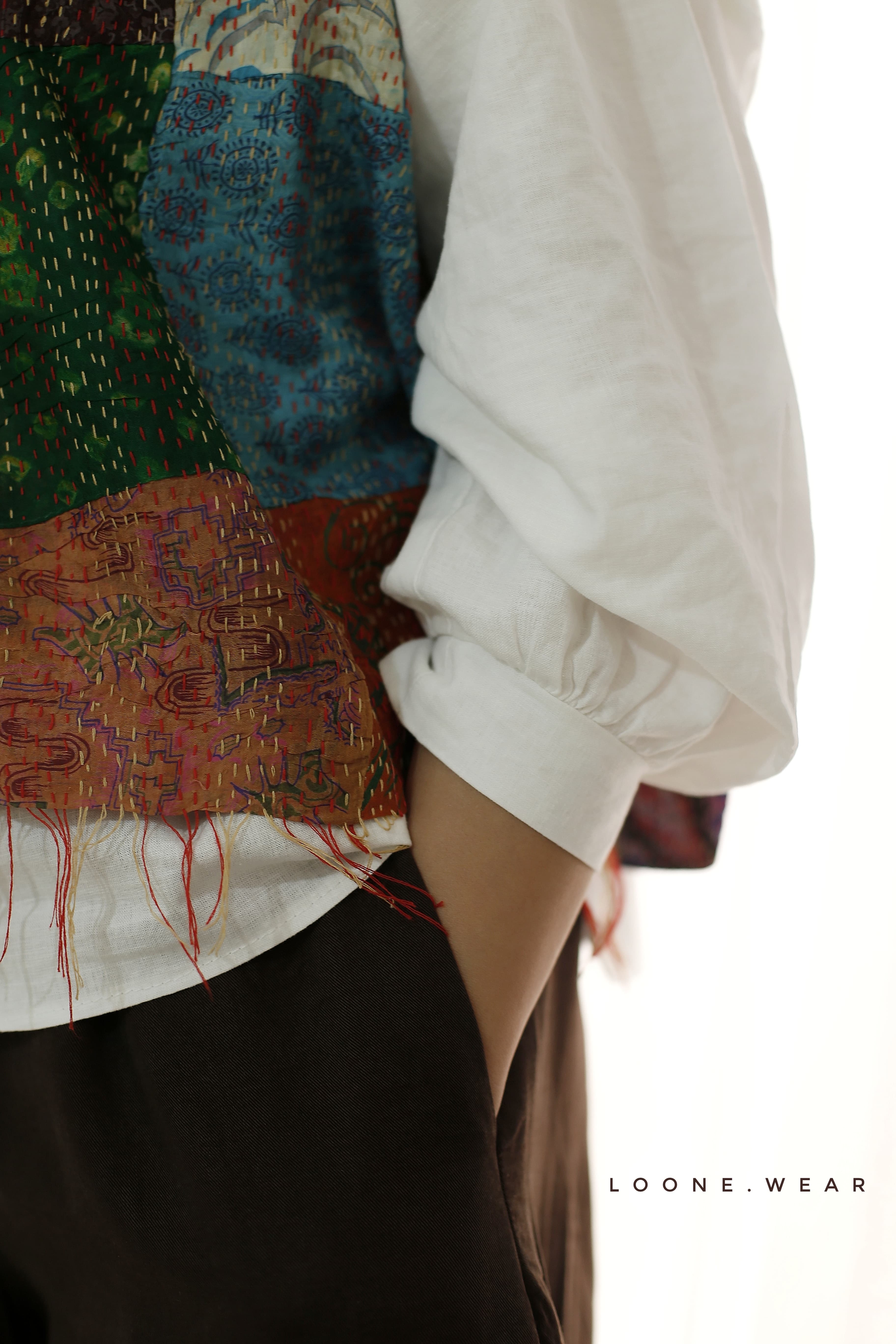 دست در حال گلدوزی